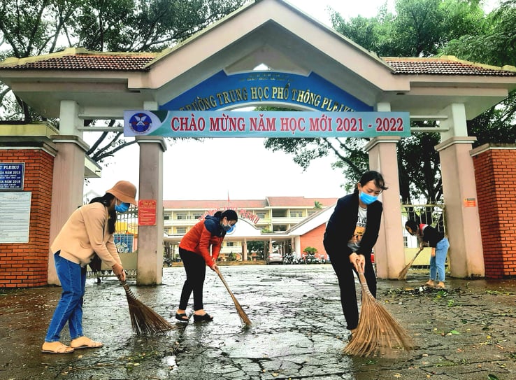 Chùm ảnh: Cảm động từ hiệu trưởng đến nhân viên cùng lao động tổng vệ sinh toàn trường